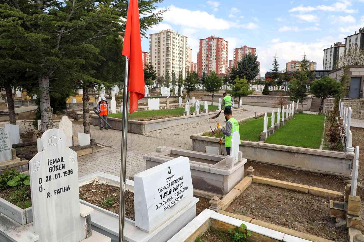 Talas\'ın mezarlıklarında bayram hazırlığı