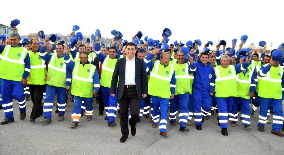Tütüncü\'den belediye işçilerine bayram ikramiyesi