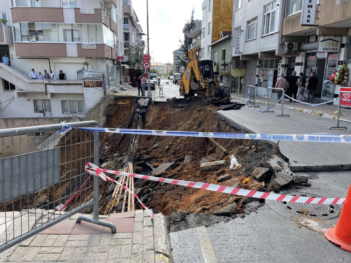 Üsküdar\'da istinat duvarı çöktü, 3 bina tahliye edildi