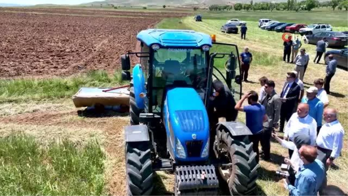 Vali Şimşek, traktör ve tırpanla hasat yaptı