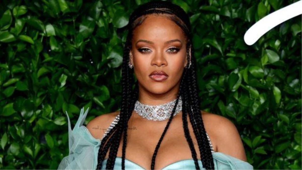 Yıldız şarkıcı Rihanna üçüncü kez zirvede