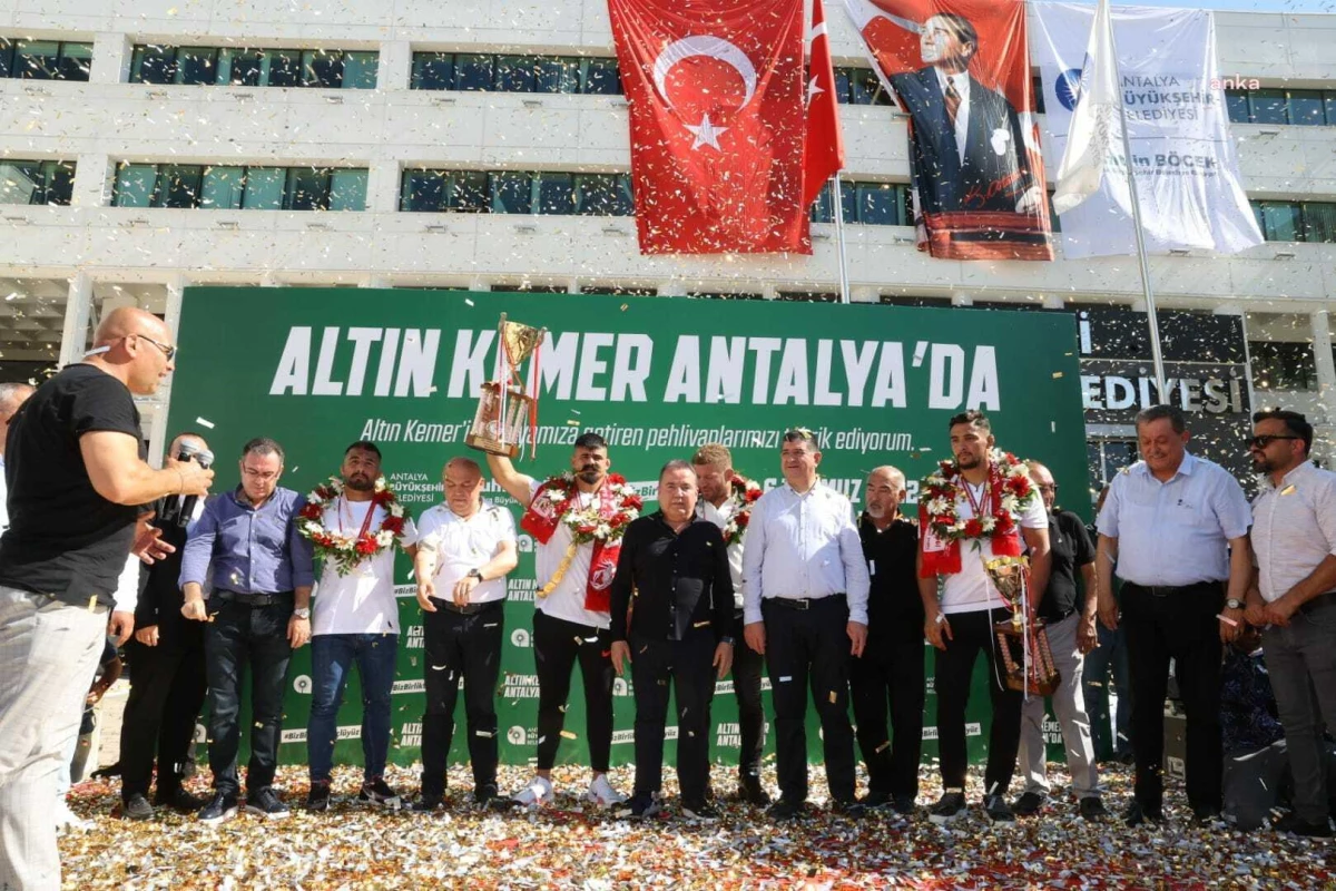 Antalya\'da Kırkpınar Başpehlivanlarına Coşkulu Karşılama