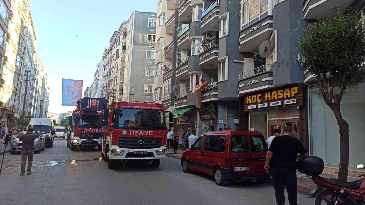 Bafra\'da ev yangını: Dumandan etkilenen genç kız hastaneye kaldırıldı