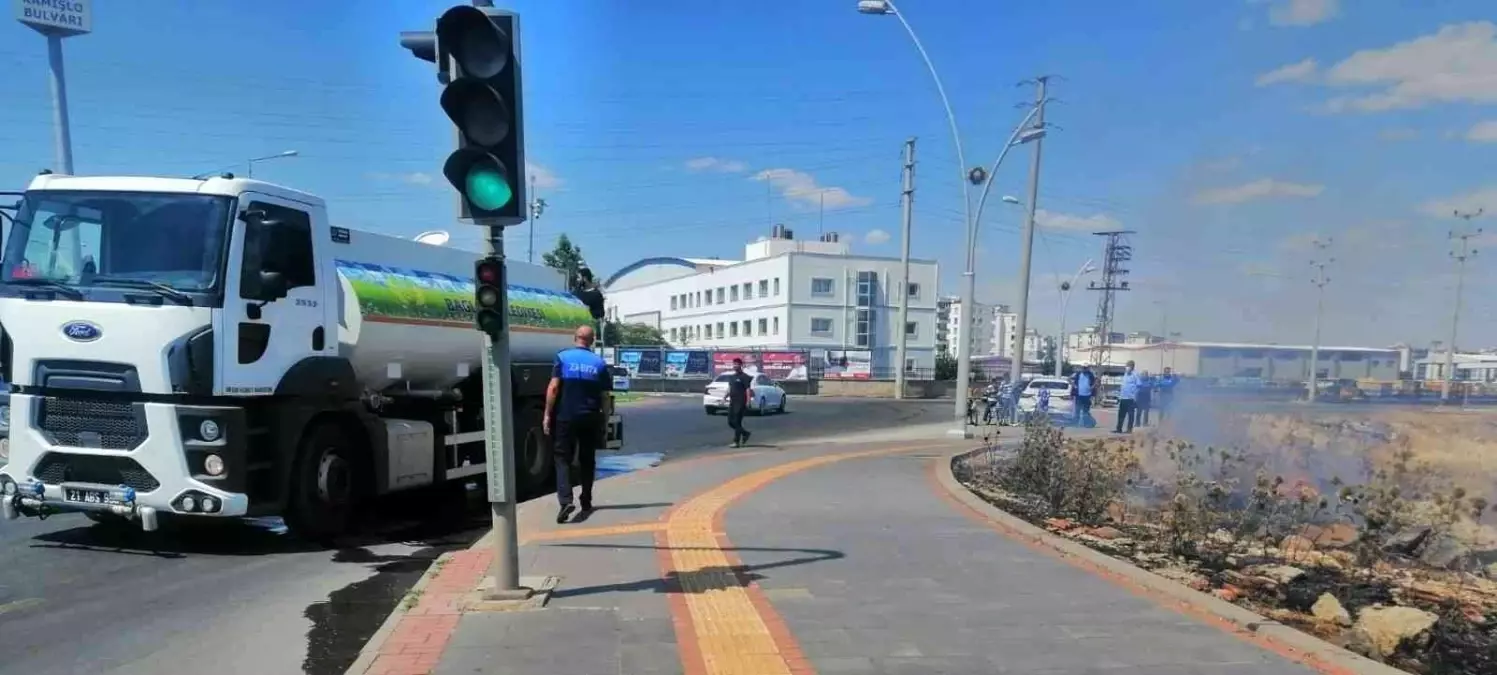 Son dakika haber: Bağlar Belediyesi ekiplerinden anız yangınına müdahale