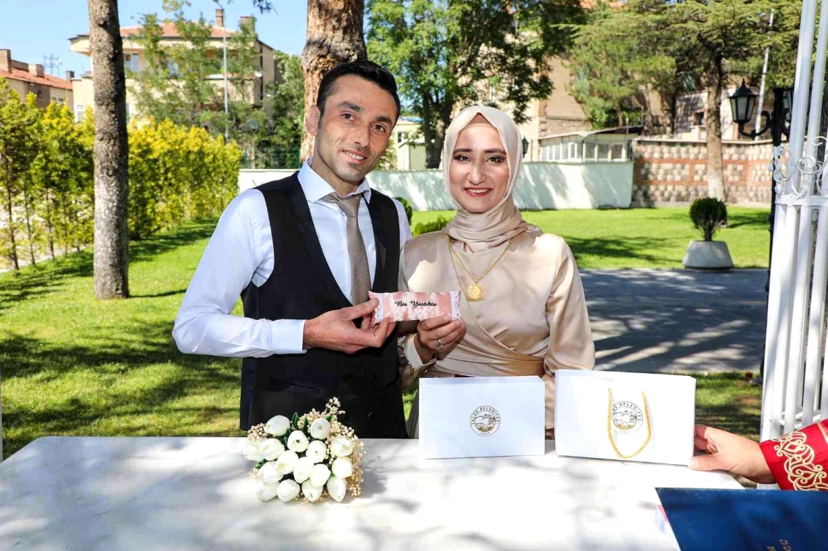 Başkan Yalçın\'dan anlamlı nikah hatırası