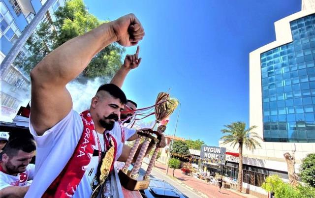 Başpehlivan eşekle antrenman yaptığı görüntülere gelen tepkilere yanıt verdi: Eniştem 'Kaldırabilir misin?' dedi, ben de kaldırdım