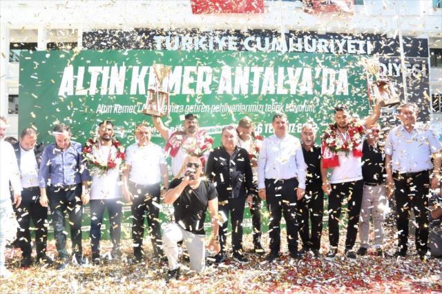 Başpehlivan eşekle antrenman yaptığı görüntülere gelen tepkilere yanıt verdi: Eniştem 'Kaldırabilir misin?' dedi, ben de kaldırdım