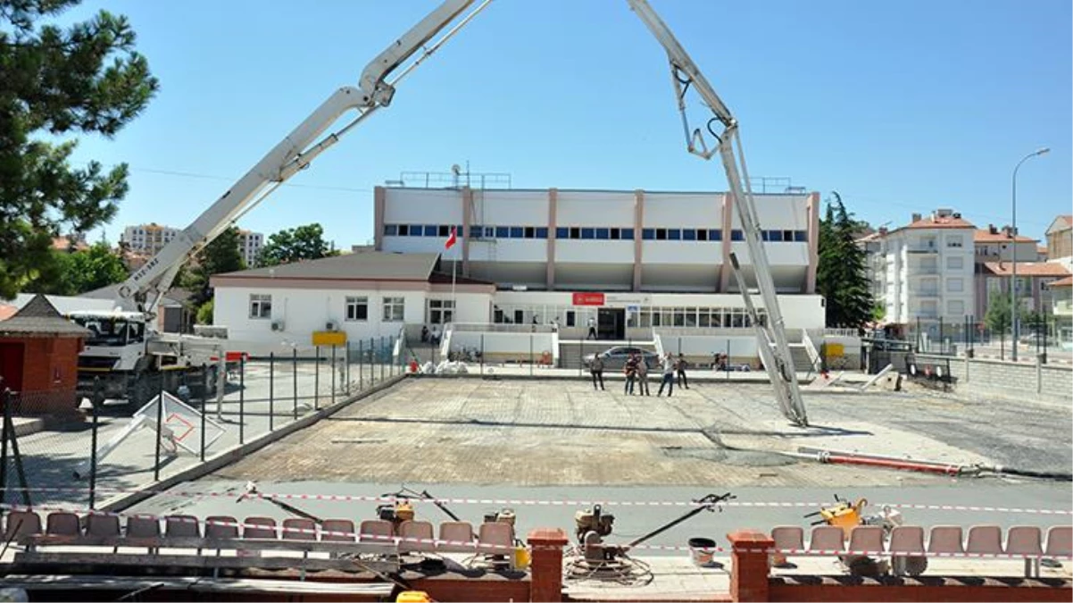 Baret takmayan işçinin başına 200 kiloluk boru düştü! Ağır yaralanan işçi tedaviye alındı