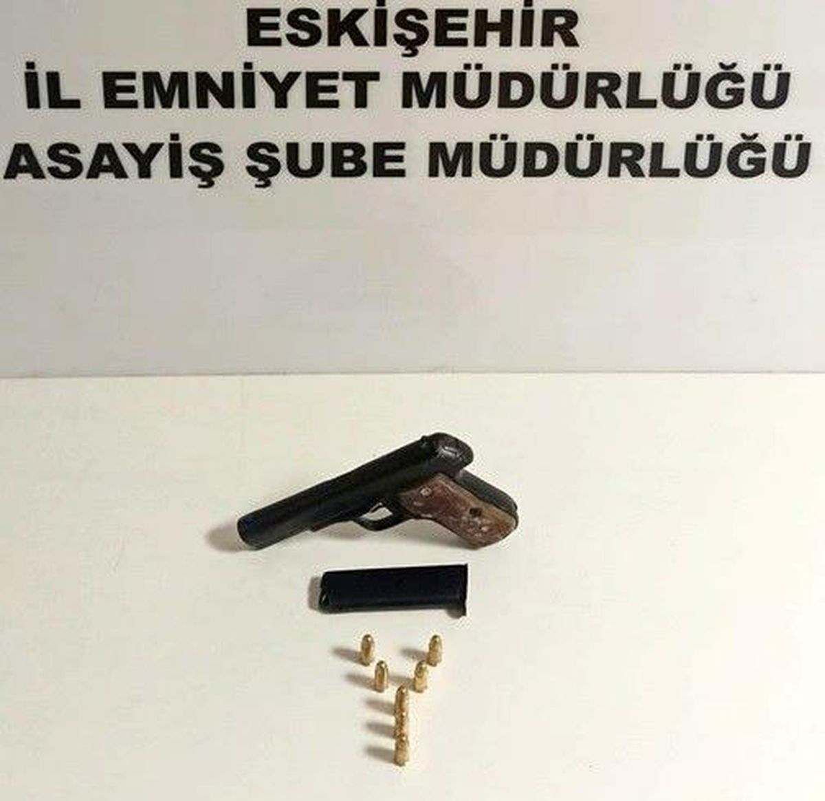 Denetimlerde aranan 2 kişi yakalandı, 4 ruhsatsız silah ele geçirildi