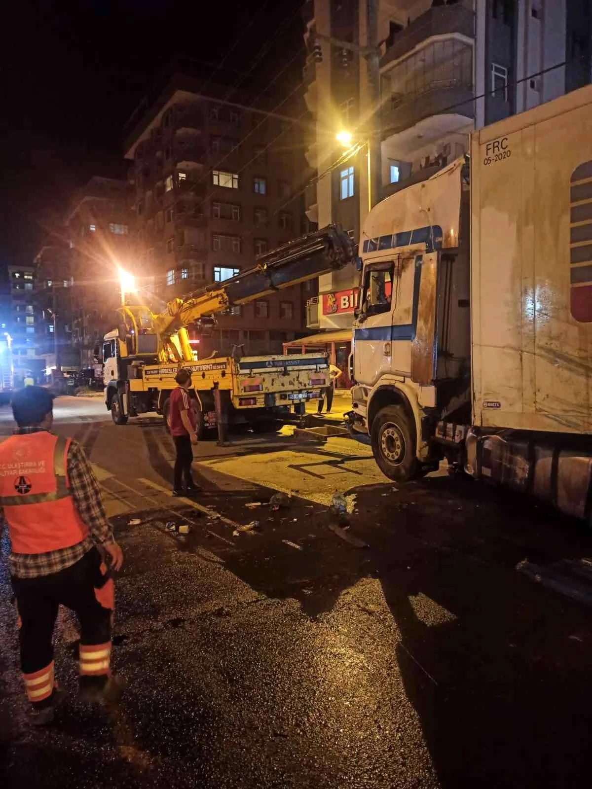 Dinamit yüklü tır 6 saat sonra kaldırılarak yol trafiğe tekrardan açıldı