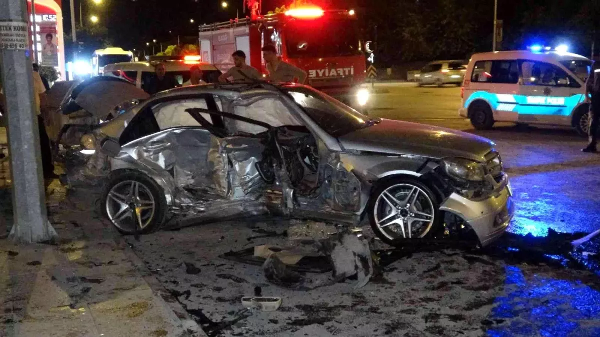 Elazığ\'da trafik kazası: 3 yaralı