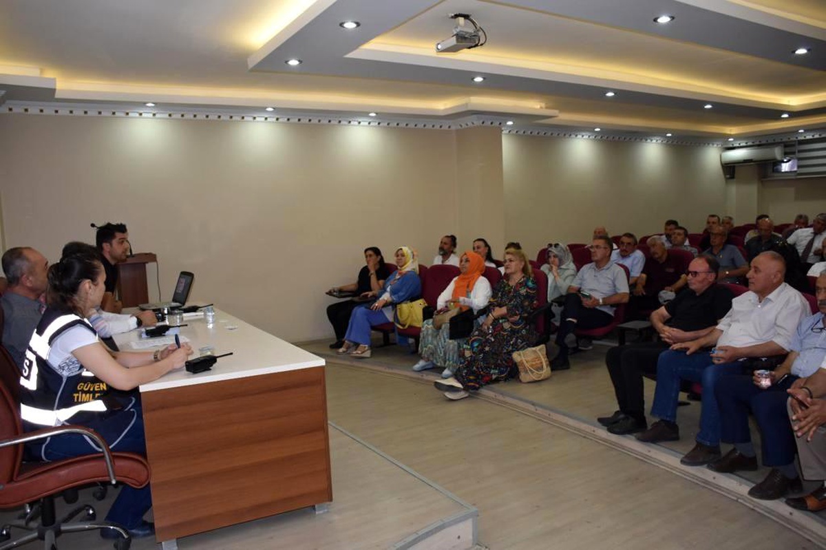 Emniyetten muhtarlara \'hırsızlık\' ve \'dolandırıcılık\' bilgilendirme toplantısı