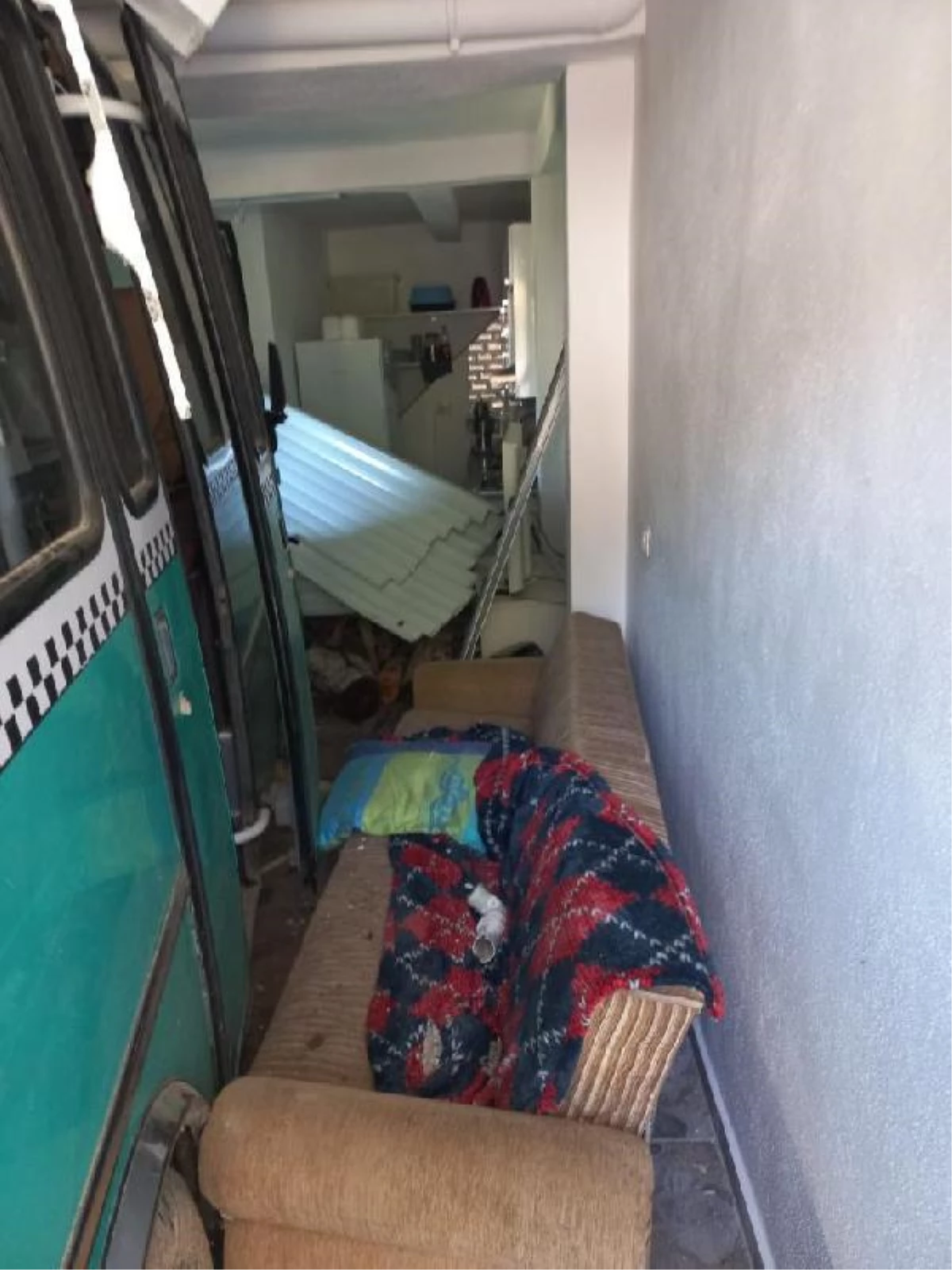 Freni boşalan minibüs eve girdi: 10 yaralı