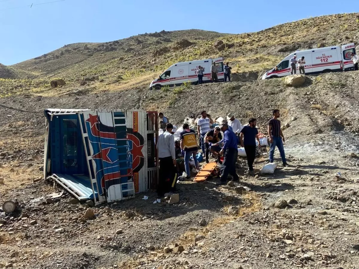 Son dakika haberleri... Göçerleri taşıyan kamyonet şarampole yuvarlandı: 10 yaralı