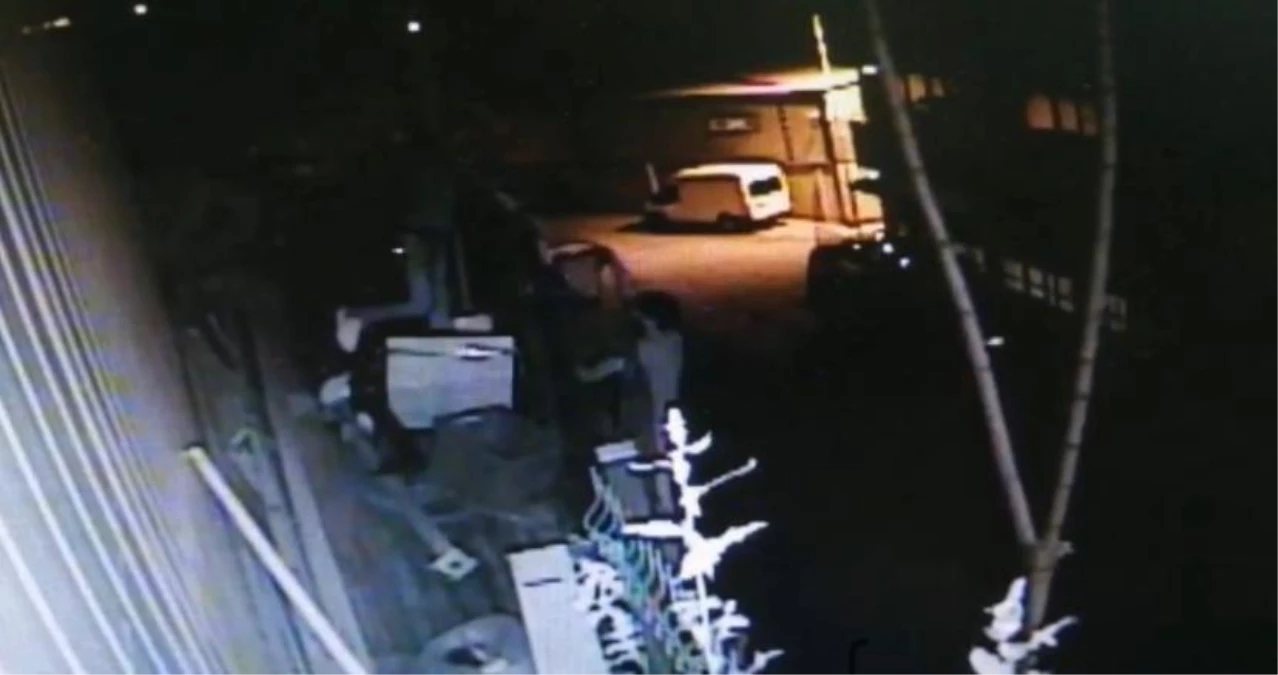 İş yerinde hırsızlık kamerada: Kova kova çaldılar