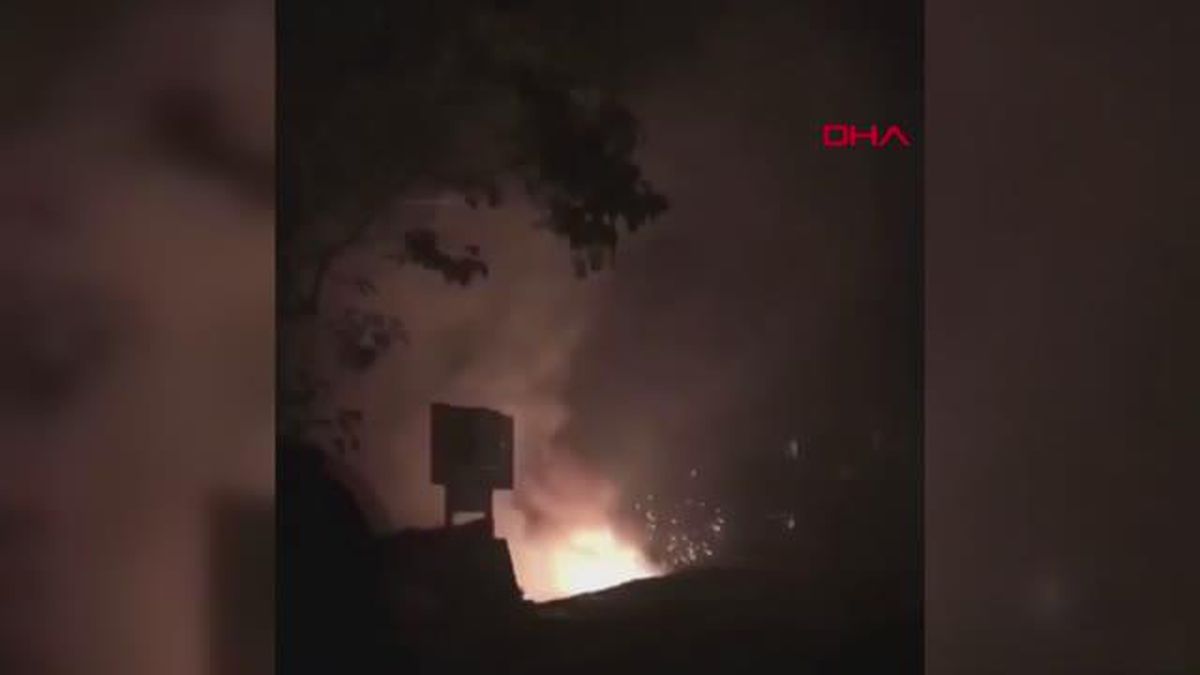 Son dakika haberi... İSTANBUL AVCILAR\'DA KABLOLARDA PEŞ PEŞE PATLAMALAR KORKUTTU