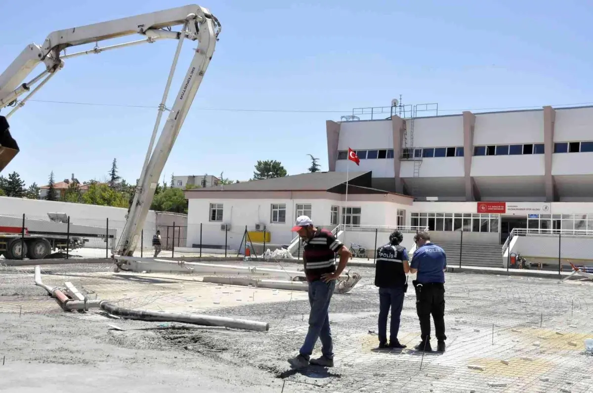 Karaman\'da üzerine beton pompasının demir kolu düşen işçi ağır yaralandı