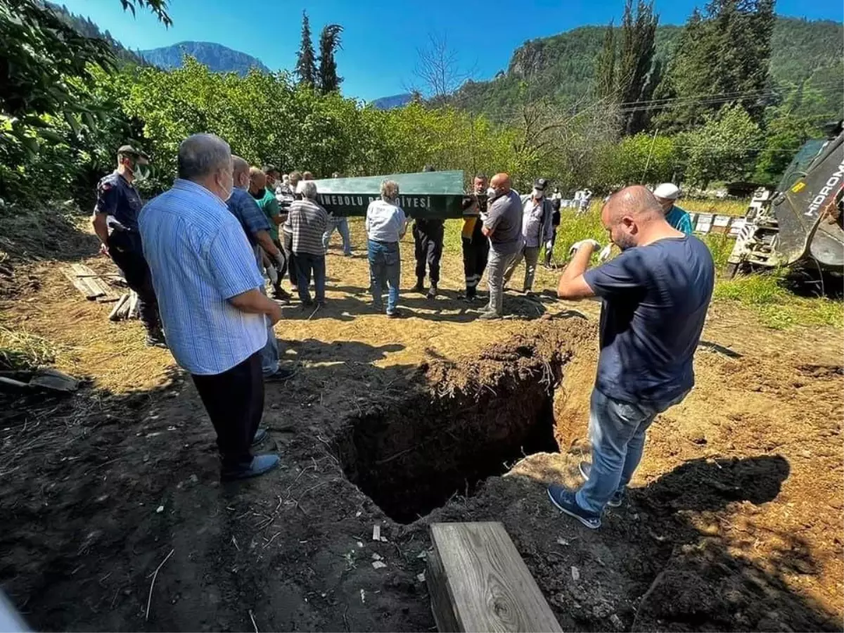 Son dakika haberi! KASTAMONU - Selde Kastamonu\'dan Sinop açıklarına sürüklenen cenaze yeniden defnedildi