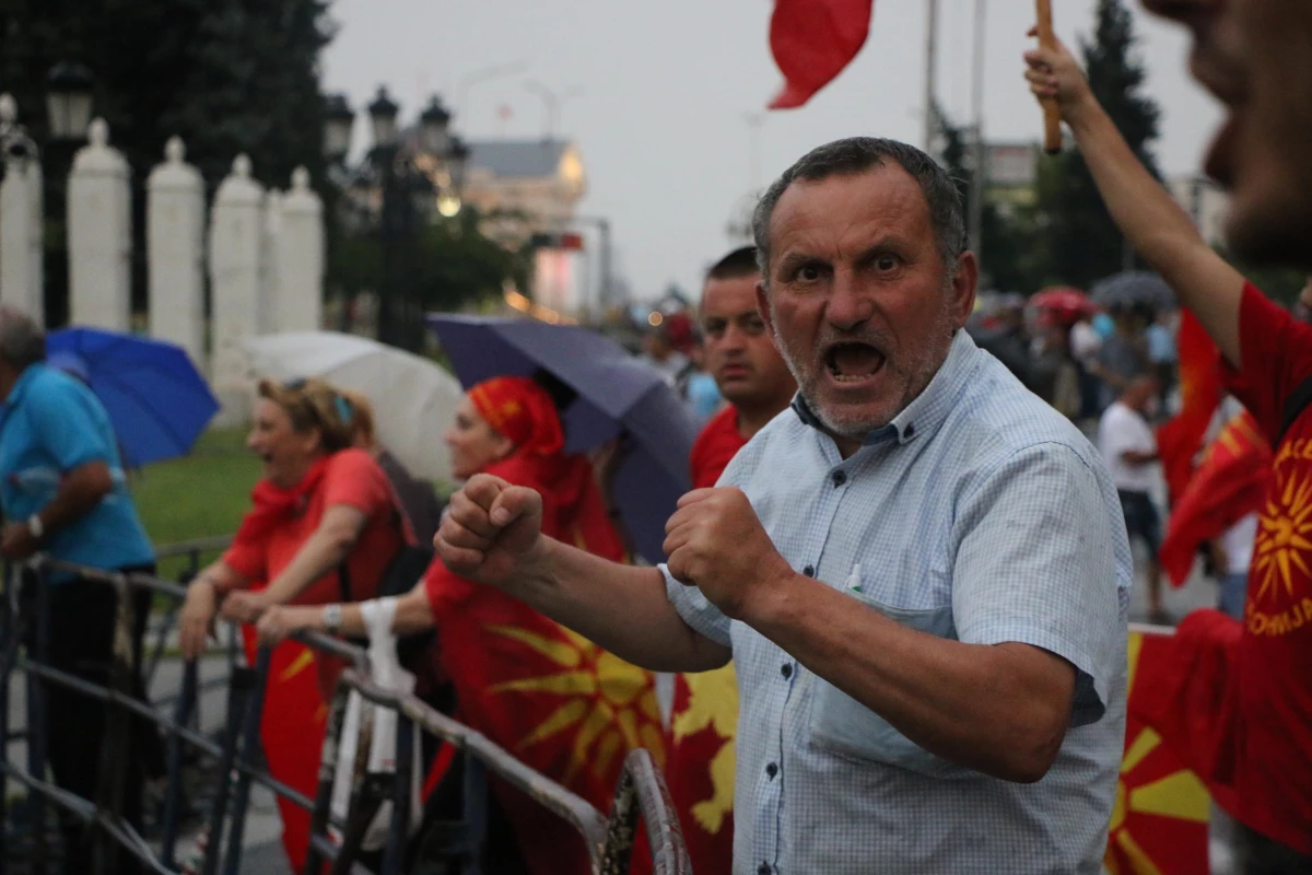 Kuzey Makedonya\'daki protestoda polis ve göstericiler arasında arbede yaşandı