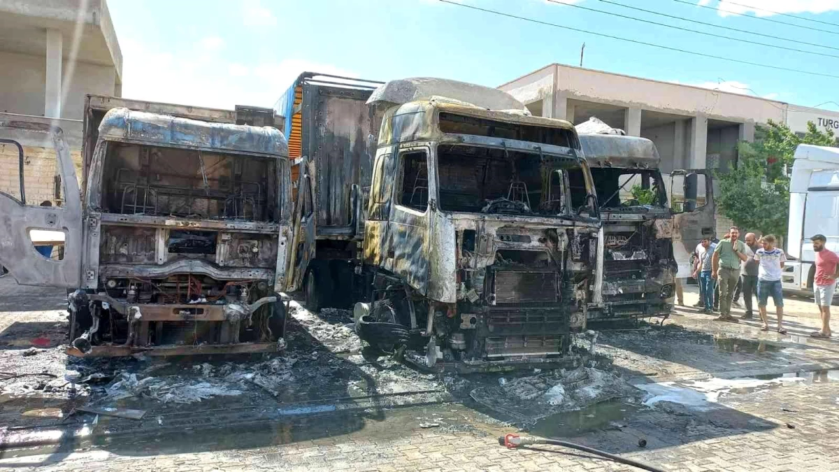 Mardin Galericiler Sitesi\'nde çıkan yangında 2 tır, 1 kamyon yandı, 3 kişi yaralandı