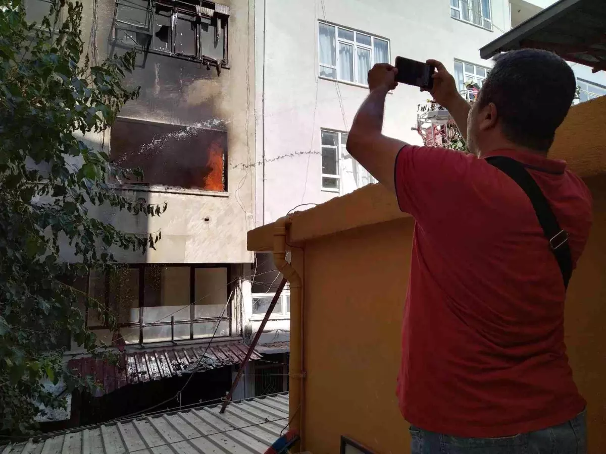 Mersin\'de yangın... İki iş yeri ve boş bir ev kullanılamaz hale geldi