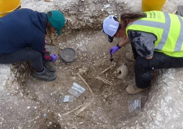 Öbür dünyada rahat etmek için adaklarıyla gömülen insanların mezardaki halleri arkeologları düşündürdü