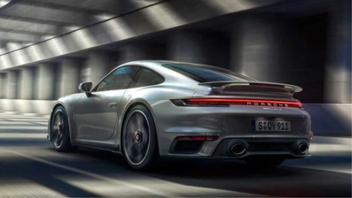 Porsche 911 dünyanın en karanlık siyah boyasıyla kaplandı!