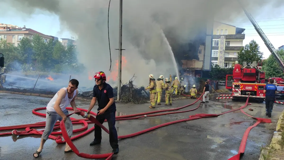 Sancaktepe\'de 5 katlı binanın çatısında yangın çıktı. Olay yerine çok sayıda itfaiye ekibi sevk edildi.