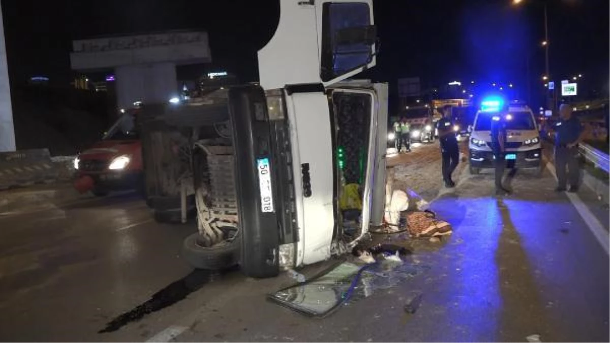 TALAŞ YÜKLÜ KAMYONET VİRAJI ALAMAYARAK DEVRİLDİ: 2 YARALI