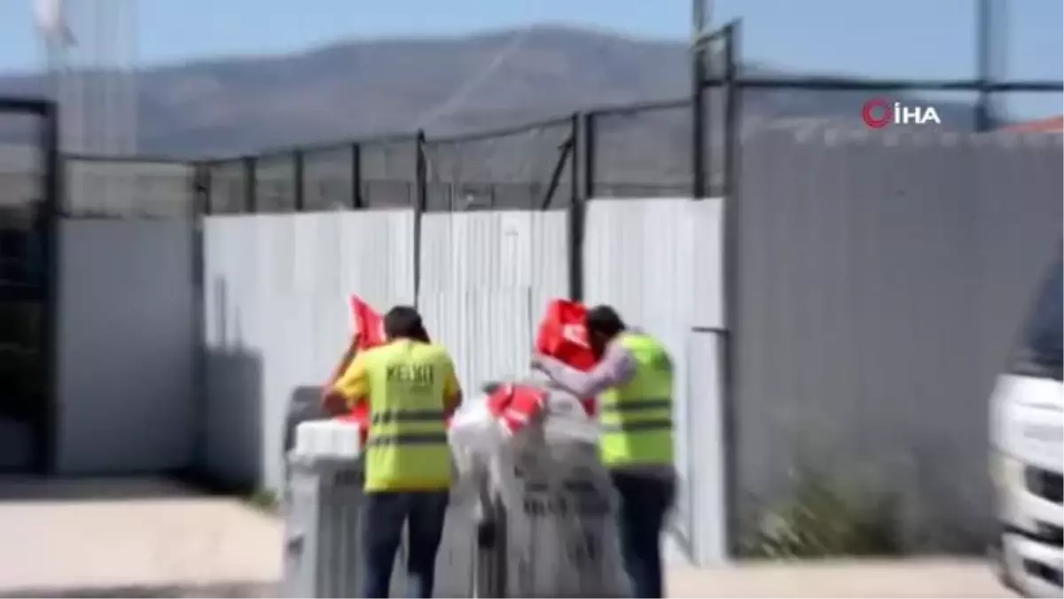 Temizlik işçileri, çöpe atılan bayrakları böyle topladı