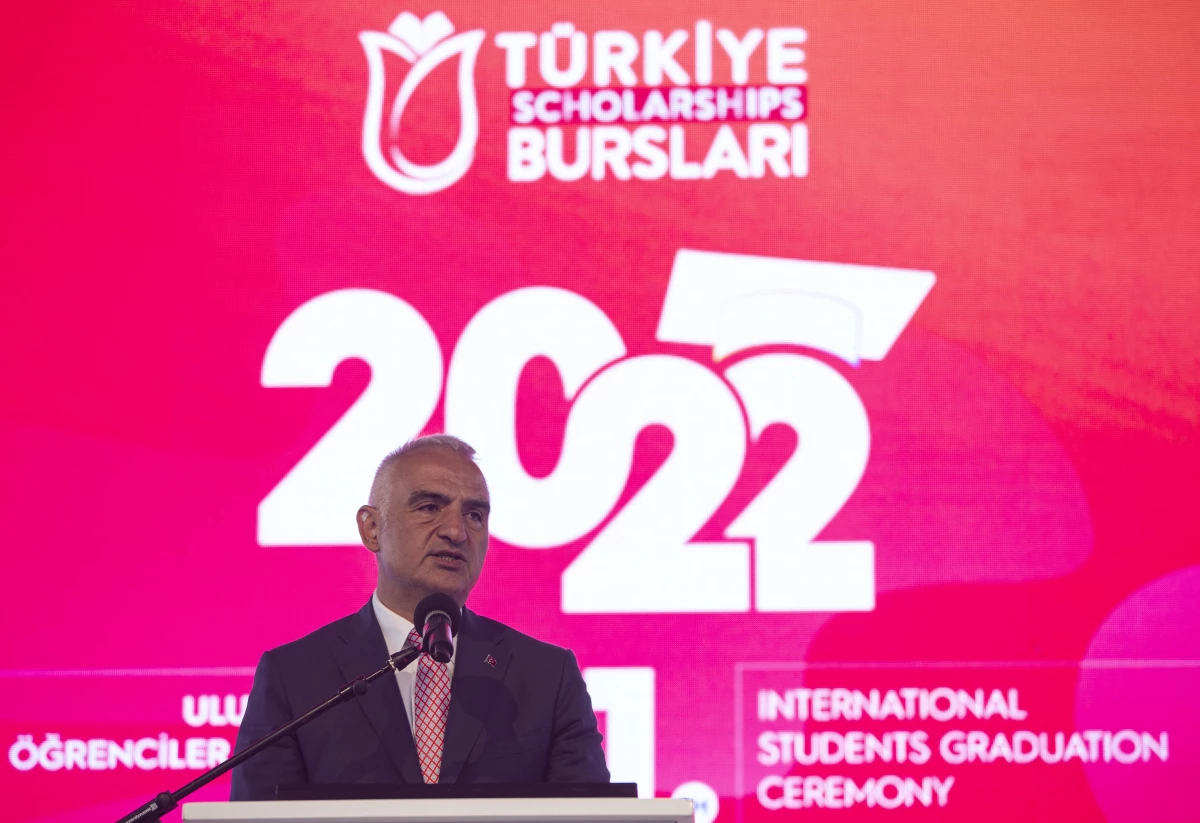 Türkiye Bursları alan uluslararası öğrencilerin 2022 mezuniyet töreni düzenlendi