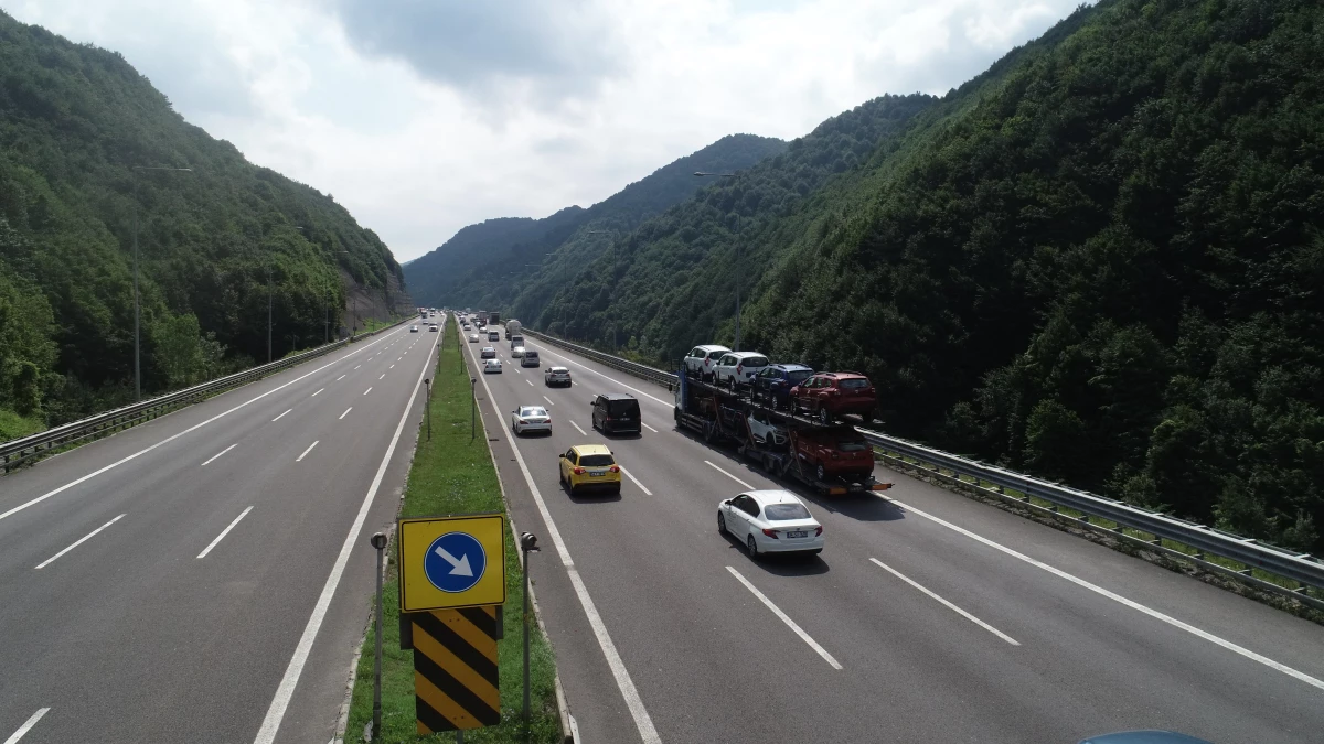 Anadolu Otoyolu\'nun Düzce ve Bolu kesiminde bayram trafiği devam ediyor