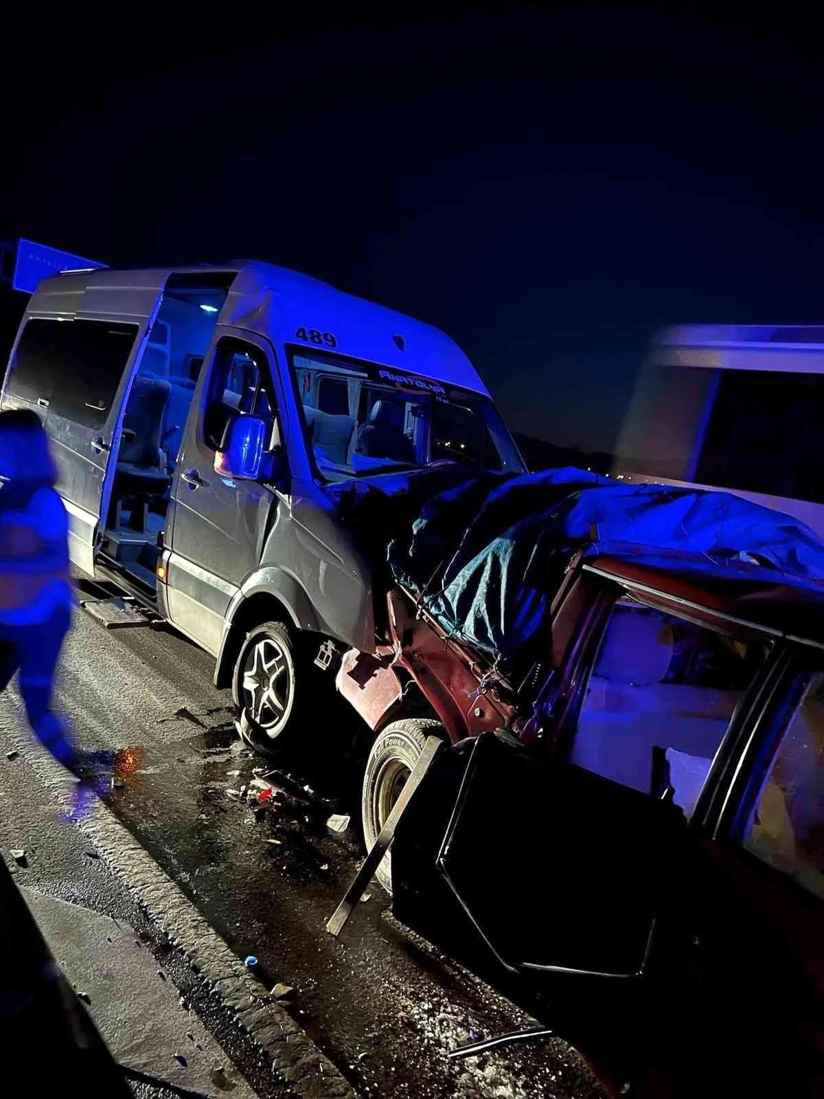 Antalya\'da tur minibüsü kamyonete çarptı: 4\'ü turist 11 yaralı