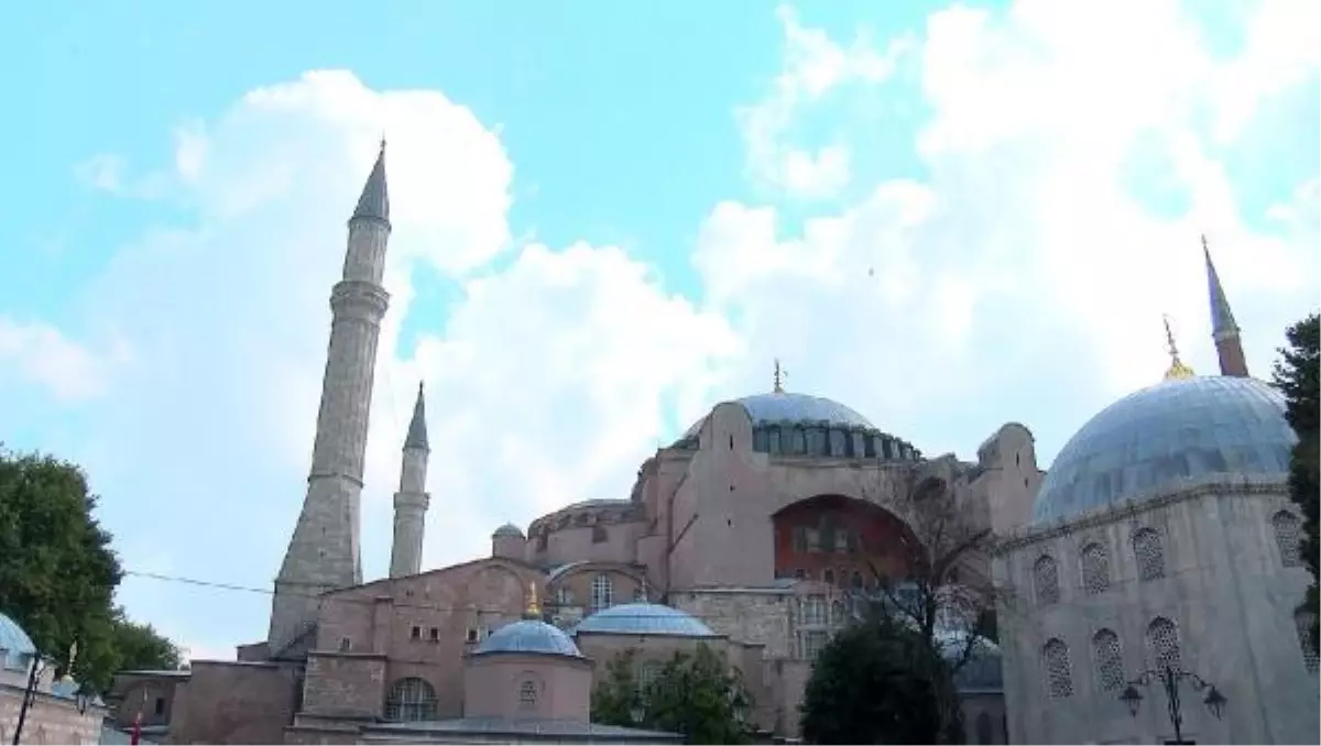 AYASOFYA CAMİİ\'NDE BAYRAM HAZIRLIKLARI TAMAMLANDI