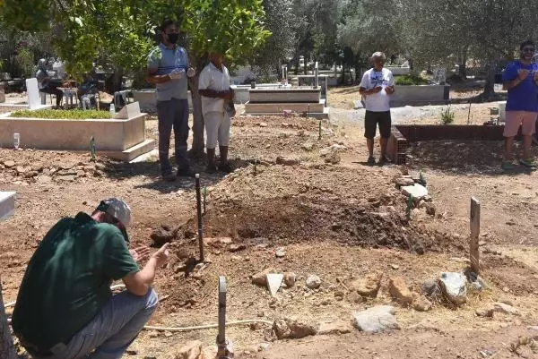 Tabancayla öldürdükten sonra cesedini yaktılar, acılı baba oğlunun mezarına elleriyle toprak attı