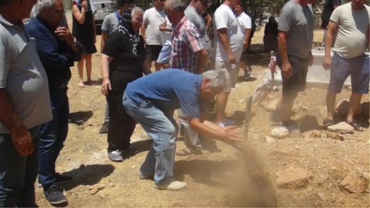 Uyuşturulduktan sonra öldürülen oğlunun mezarına toprak atan baba yürek burktu