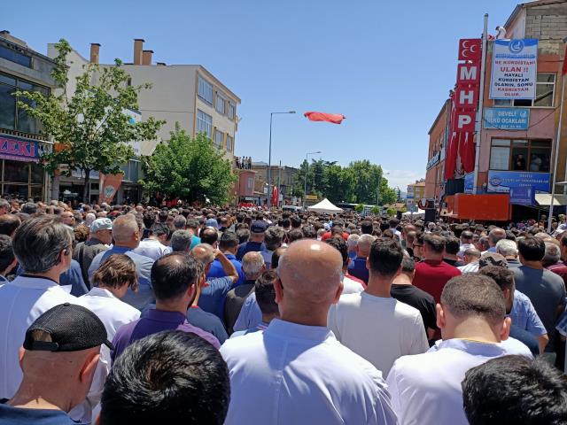 Doktor Ekrem Karakaya'nın cenazesine katılan Sağlık Bakanı Fahrettin Koca vatandaşlar tarafından protesto edildi