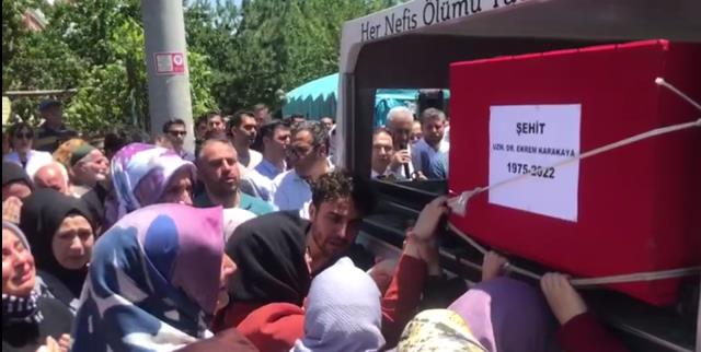 Doktor Ekrem Karakaya'nın cenazesine katılan Sağlık Bakanı Fahrettin Koca vatandaşlar tarafından protesto edildi