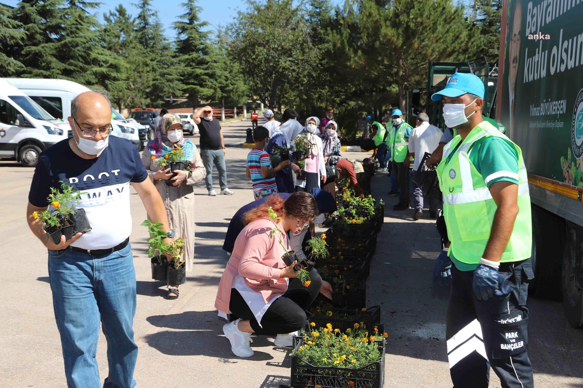 Eskişehir Büyükşehir\'den Mezarlıklarda Çiçek Hizmeti
