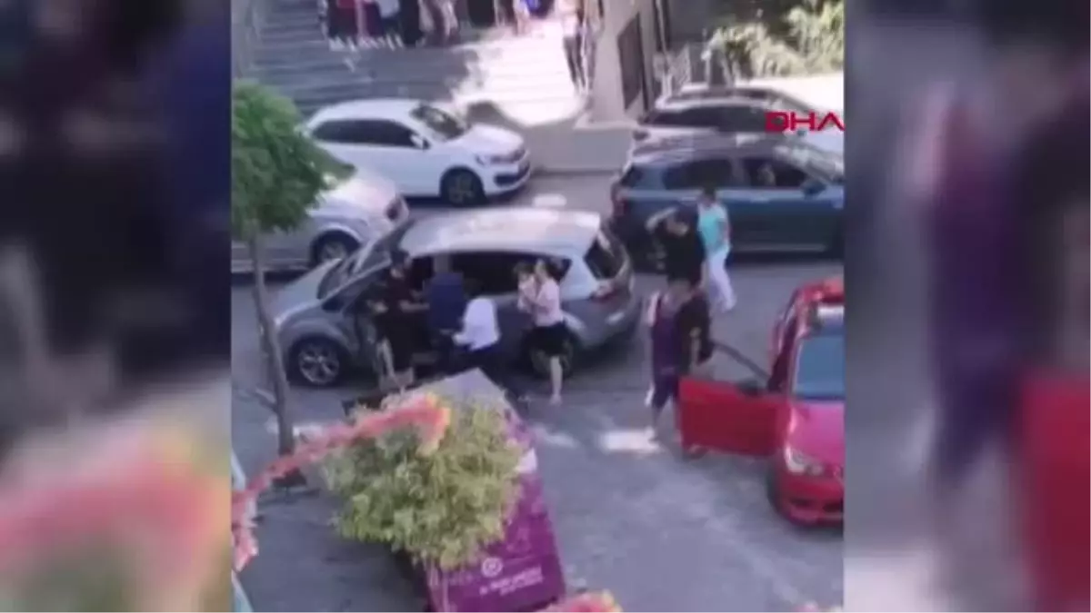 İSTANBUL-AVCILAR\'DA YOL VERME KAVGASINDA SÜRÜCÜ BIÇAK ÇEKTİ