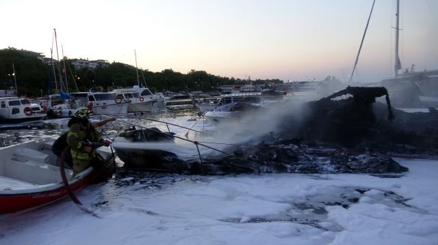 İstanbul'da 7 tekne alev alev yandı