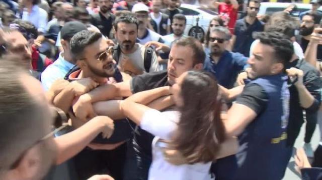 İstanbul'daki protestolara damga vuran görüntü! Muhabirden, Güvenlik Şube Müdürü'ne 'El kol yapma' tepkisi