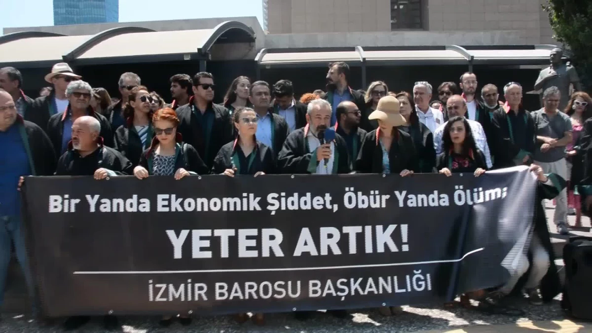 İzmir\'de Avukatlardan Hayat Pahalılığı ve Şiddet Protestosu