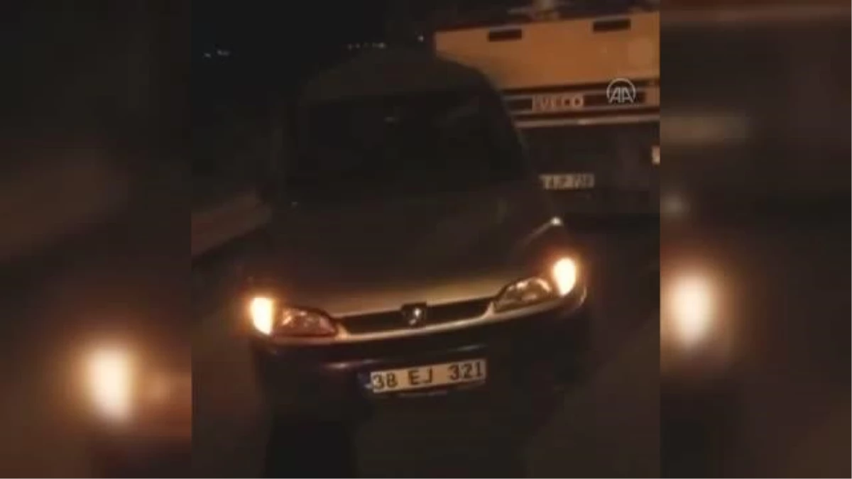 Kamyonun çarptığı otomobilin sürücüsü öldü, 2 kişi yaralandı