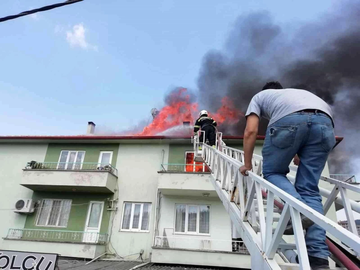 Kavaklıdere\'deki çatı yangınında 2 ev kullanılamaz hale geldi