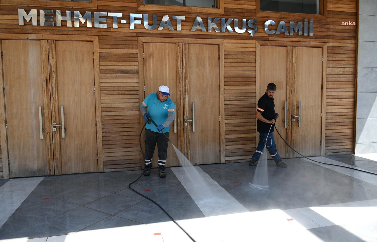 Kuşadası Belediyesi\'nden Kurban Bayramı Öncesi Camilerde Temizlik Mesaisi