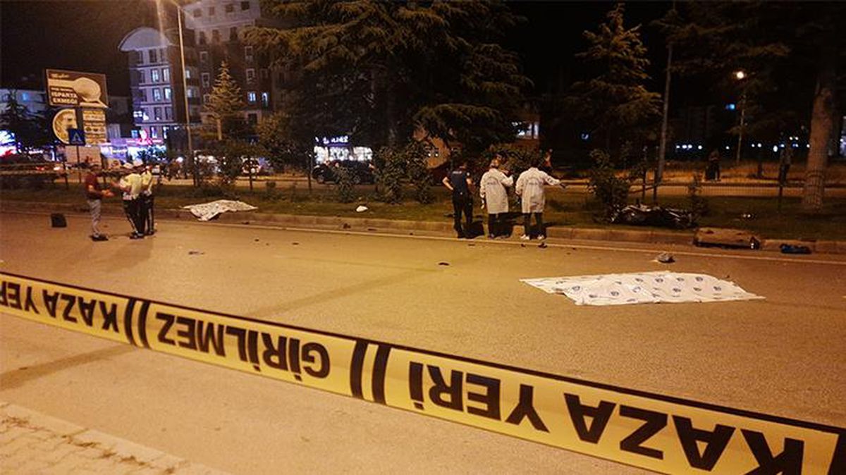 Feci kaza! Karşıdan karşıya geçmek isteyen çift motosiklet çarpması sonucu hayatlarını kaybetti