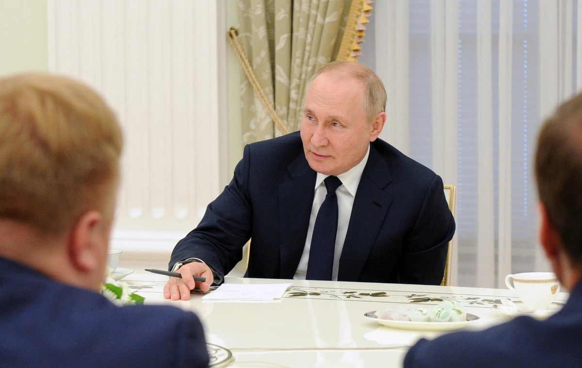 Putin: "Batı bizi savaş alanında yenmek istiyorsa, bırakın denesinler"