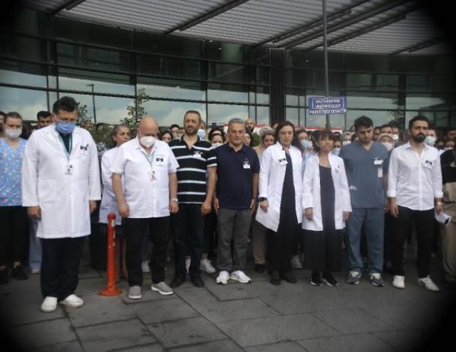Sağlık çalışanları, doktor Ekrem Karakaya'nın öldürülmesi sonrasında birçok ilde protesto gösterisi düzenledi