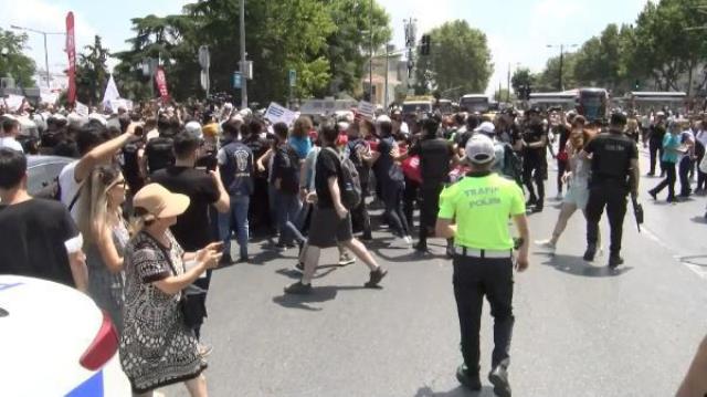 Sağlık çalışanları, doktor Ekrem Karakaya'nın öldürülmesi sonrasında birçok ilde protesto gösterisi düzenledi